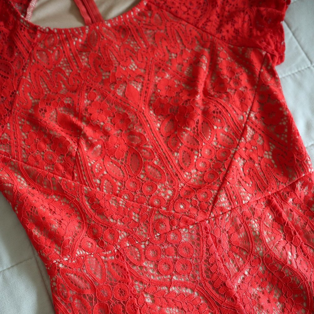 Poppy Red Lace High-Low Lace Dress - Picture 3 of 10